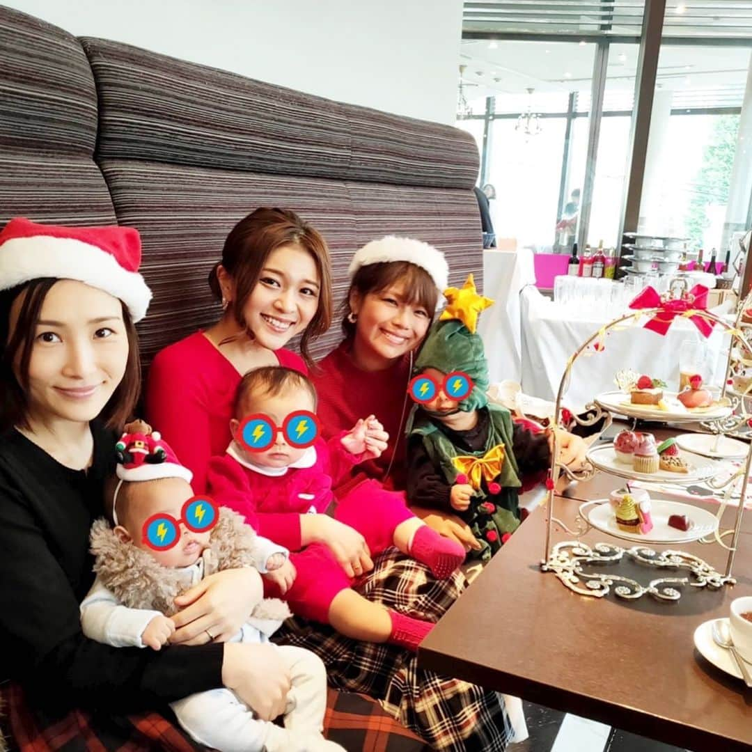 東紗友美さんのインスタグラム写真 - (東紗友美Instagram)「🎄🎁christmas party 🍰🎄 ・ ・ 先日、お友達のレミちゃんに誘ってもらって✨❤️ @remi_912  はあちゅうとクロちゃんとchristmas party😊💛 @ha_chu  @kuro_risa ・ ・ 子供が生まれてから、周りを気にせず子連れでアフタヌーンティーに行くのが初めてで✨ この実現は、 れみちゃんが企画した子供と楽しめるお出かけ情報を発信してくれているLOVETABI mamaのイベントのおかげでした😊 @lovetabi_mama  アリスをイメージしたスイーツも、宝石のように愛らしく。そして、美味しかったぁ😭🃏❤️ @wine_dining_vinobuono ・ ・ 娘と写真が撮れるということで楽しみにしていたフォトブースはアリスを彷彿とさせるトランプが添えられていて、スイーツとリンクした世界観が徹底❣️ キョトンとしていたり。 ニコニコしていたり。 いろんな顔を見せてくれる娘の表情も、いつも以上に可愛らしく何枚も撮影できました✌️✨ ・ ・ それにしても、やっぱりこの三段になった皿たちは、なんらかの魔法がかかっていると確信！笑 目の前にこれが並ぶだけで、細胞が上向きに。笑 アフタヌーンティー、 娘も本格的に楽しめるようになったらもっともっと行きたいなぁ😊 ・ ・ 仲良しの皆と育児トークしたり、近況報告したり、わちゃわちゃ楽しかったなぁ😊✨ あっという間の一年でしたが来年も皆と、皆の子供たちと、会えるのが楽しみ✨ ・ ・ 今回のかわいいブース🃏✨ @mama_smappy  @mama_club_  子供をあやしながら楽しく撮影してくれるフォトグラファー📸 @hien211_  #lovetabimama  #mama #baby #mamagirl #新米ママ #赤ちゃんのいる生活 #育児ライフ #ワーママ #ワーママライフ #ママリ #女の子ベビー #女の子育児　#女の子ママ　#映画　#表参道　#アフタヌーンティー　#子連れカフェ」12月16日 22時41分 - higashisayumi