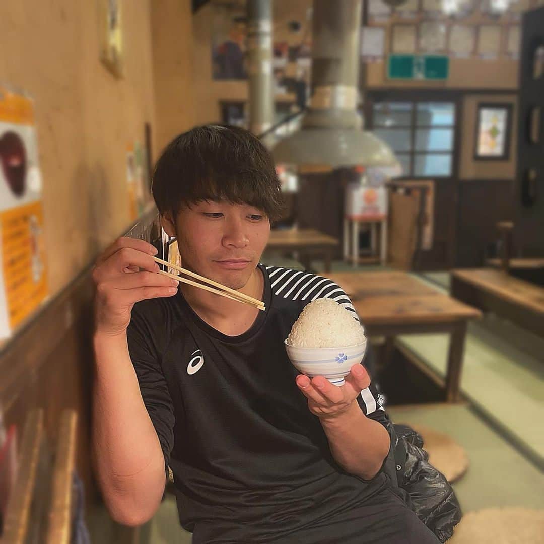 のインスタグラム：「トレーニング後に飯🔥 これはちょっと予想してないぐらい大盛りだった🤣 肉と一緒に頑張って食べます🤭 #焼肉#大盛」