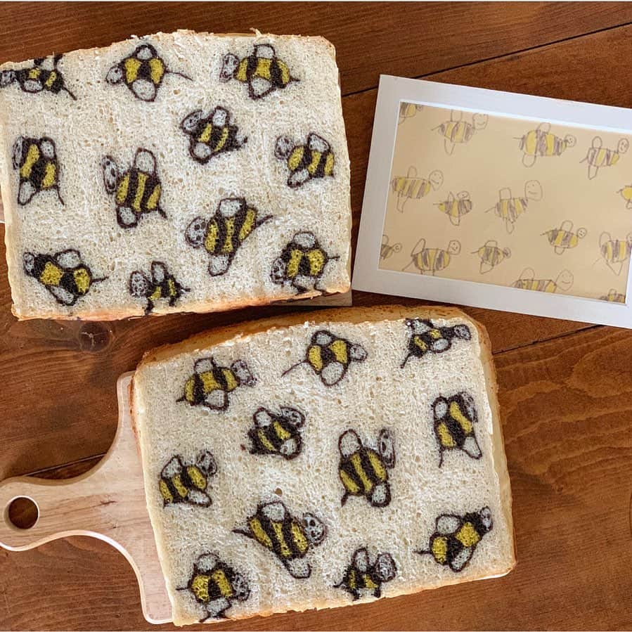 Ranさんのインスタグラム写真 - (RanInstagram)「. . . #イラストパン #大きなイラストパン . . 息子が描いたハチの絵のイラストパン☺️ . . . This is a bee picture drawn by my son and a bread I made ☺️💕 . . . . #bread #artbread #breadart #foodart #illustration #bee #kawaii #kawaiifood #bee #kidsart #手作りパン #パン #子供の絵 #らくがき #お絵かき #色鉛筆画 #クーピー #イラスト #イラストレーター #親バカ #男の子ママ #4才 #息子 #思い出 #蜂 #ハチ #パン教室 #konel #美味しくてかわいくて楽しいパン作り」12月16日 22時41分 - konel_bread