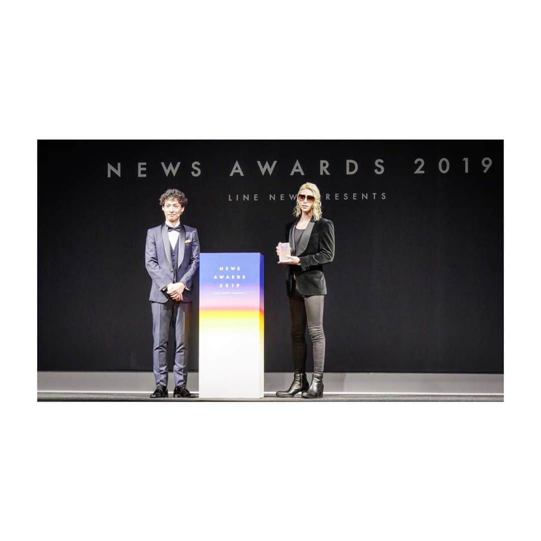 ROLANDさんのインスタグラム写真 - (ROLANDInstagram)「- -  LINE AWARDS 2019にて 名だたるノミネートの中 実業家 政治家部門を受賞した。 - 100人が100人出来ないと言ってきたら 諦めるのではなく その100人全員が間違えていたと証明すればいい。 - 家族と友人、そして社員のみんな 本当にありがとう！ - #ROLAND #実業家」12月16日 22時47分 - roland_0fficial