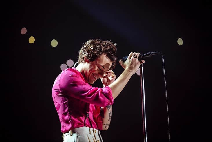 ビルボード・ジャパンさんのインスタグラム写真 - (ビルボード・ジャパンInstagram)「Harry Styles at The Forum 12.13.2019﻿ 📷 by @helenepambrun.photography」12月16日 22時50分 - billboard_japan