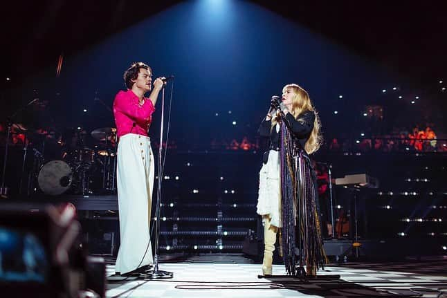 ビルボード・ジャパンさんのインスタグラム写真 - (ビルボード・ジャパンInstagram)「Harry Styles at The Forum 12.13.2019﻿ 📷 by @helenepambrun.photography」12月16日 22時50分 - billboard_japan