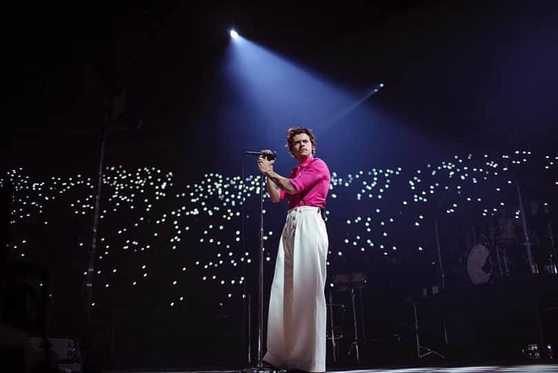 ビルボード・ジャパンさんのインスタグラム写真 - (ビルボード・ジャパンInstagram)「Harry Styles at The Forum 12.13.2019﻿ 📷 by @helenepambrun.photography」12月16日 22時50分 - billboard_japan