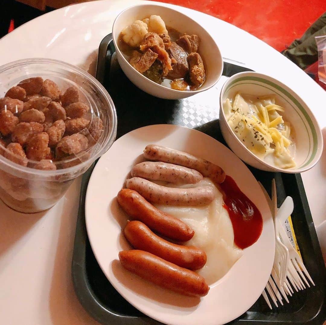 菊地友弘さんのインスタグラム写真 - (菊地友弘Instagram)「イチオシ‼︎終わりで、愛里ちゃん、菜月ちゃん、土屋さんとミュンヘンクリスマス市へ！ 寒さも和らいでいたので、屋外で楽しむには最適でした。 ソーセージやジャーマンポテトなど、ドイツならではの料理を始め、いろんなものを頂きました🍴 どれも美味しかった〜！ たくさん食べたから、お腹もいっぱい！！ クリスマス当日の25日までなので、ぜひ皆さんもお出掛け下さい。  会場にはサンタクロースがいることも！  #ミュンヘンクリスマス市#ドイツ #ジャーマンポテト#ソーセージ #サンタクロース #大通公園 #htb#イチオシ #木村愛里 さん#渡辺菜月 さん #土屋まり アナ #菊地友弘」12月16日 23時04分 - htb_kikuchitomohiro