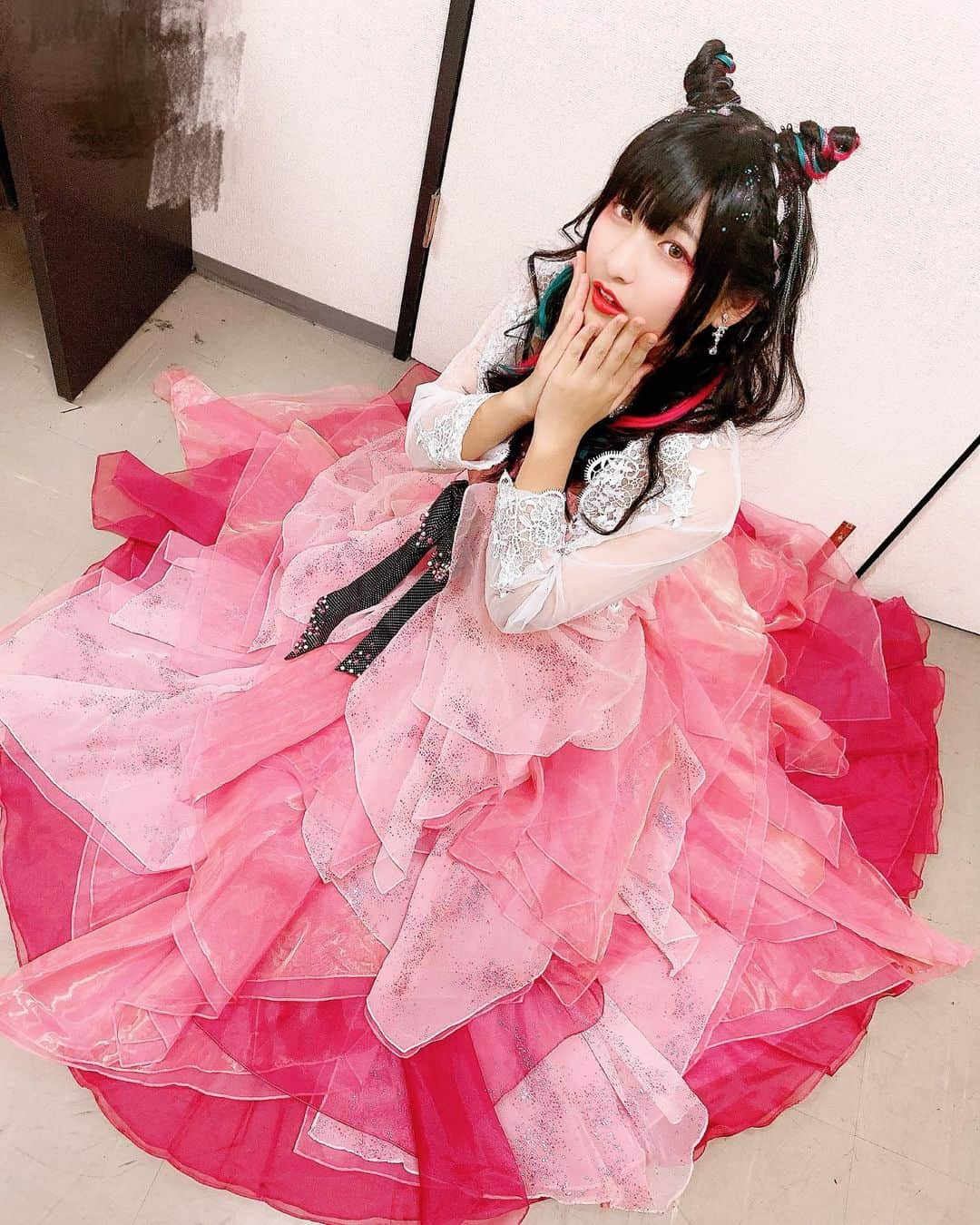 りりりのインスタグラム：「👸👸👸 ドレス嬉しすぎてこっちも載せちゃう！ りり誕のブログ書いてるから待っててね！！ めちゃくちゃ長文なりそう…🥺 ・ ・ #りりり #お姫様ドレス #幸せ #りり誕 #りりりとあおい #あおいファミリー大好き #5枚目 #こんな感じで手出してもらいました #ドレスのソロチェキ実はちょっと撮ってもらった #激レア #ハネルありがとう」