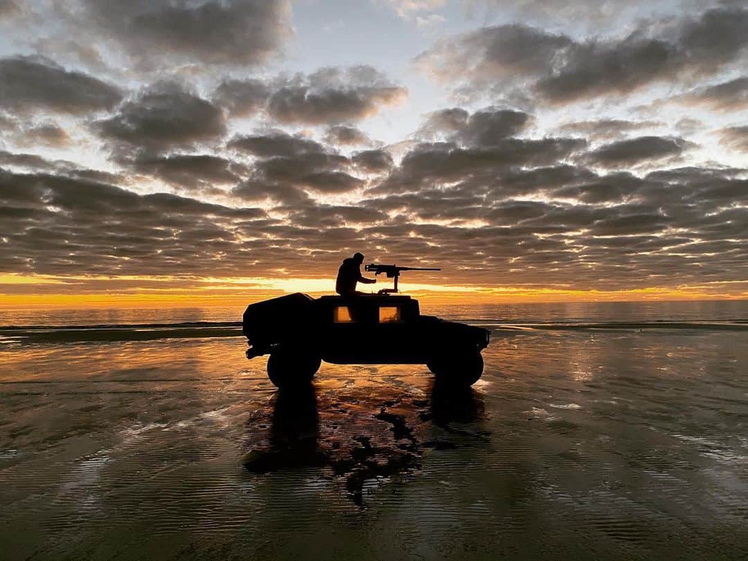 クリス・プラットのインスタグラム：「I now give to you what was given to me.  This magnificent still of a still rising sun.  Some we hold dear will nay see another.  And brother one day I will be that lost one.  Are you meant to hear that this morning has come? You who has wallowed so long in such sorrow? You who will shed the burden today? For no man will live his final tomorrow.  Day 68. We approach the end of this shoot. Our destination in sight, the beautiful journey waning. One day the world will see this movie. We’ll get there soon enough. There’s only a few days left for you to seize your opportunity to come visit me on set. I will read you poetry if you’re into that kind of thing. If not, we could have a poetry free lunch. I’ll post you on my Instagram. Click the link in my bio for your chance to win.  Photo credit @kcmerrill」