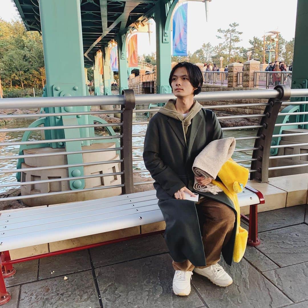 長坂 睦生のインスタグラム：「【#Fashion_mut 】 整体通って姿勢良くなった人。 鬼熱ってゆう熱盛みたいなホッカイロ 朝から夜まで温かくて鬼熱でした。 楽しかった平日休みのディズニー。」