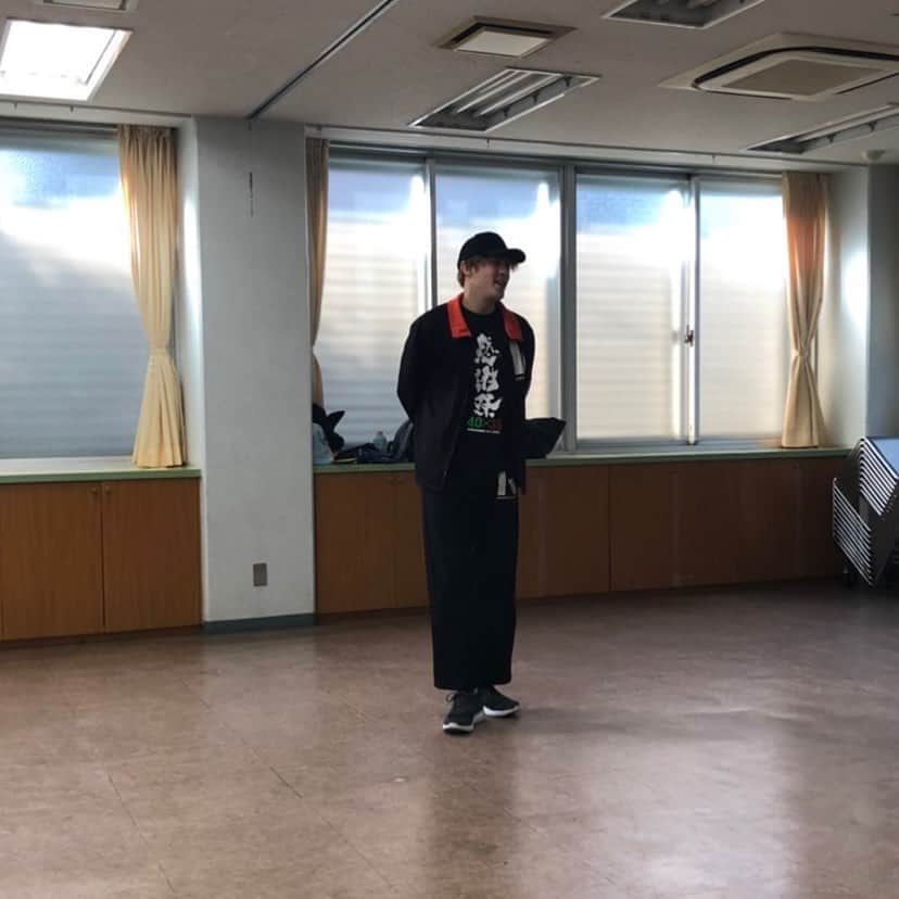 冨森ジャスティンのインスタグラム：「ある日のメルヒェン稽古場にて。 竹内寿に盗撮されました。笑 #帝都メルヒェン探偵録」