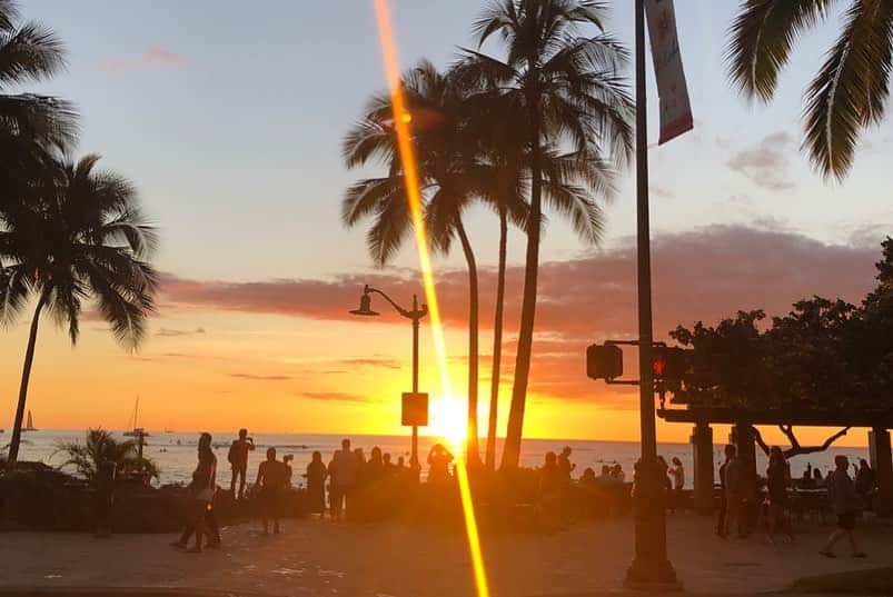 奥野由さんのインスタグラム写真 - (奥野由Instagram)「ワイキキビーチは最高でした🏝久々に海で思いっきりはしゃいで遊んだり、毎日お散歩しにいったり、夕日観に行ったり☺️やっぱり夏と海大好きだー🌺  #waikikibeach  #ワイキキビーチ  #hawaii  #ハワイ  #sunset  #夕日」12月16日 23時13分 - __yuu___