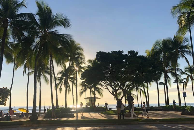 奥野由さんのインスタグラム写真 - (奥野由Instagram)「ワイキキビーチは最高でした🏝久々に海で思いっきりはしゃいで遊んだり、毎日お散歩しにいったり、夕日観に行ったり☺️やっぱり夏と海大好きだー🌺  #waikikibeach  #ワイキキビーチ  #hawaii  #ハワイ  #sunset  #夕日」12月16日 23時13分 - __yuu___