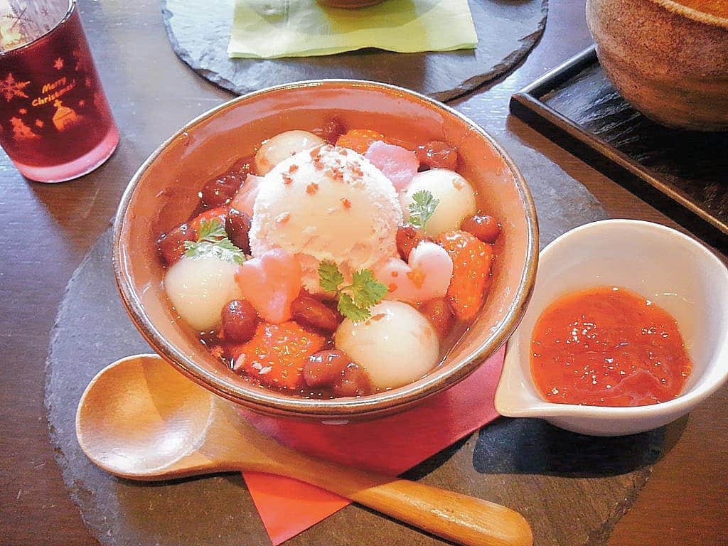 おいもカフェ金糸雀のインスタグラム：「. かわいいハートのお麩を散りばめた『苺ぜんざい』。 フルーティーないちごアイスを、温かいあずきが優しく包み込み、白玉と口の中でイチゴ大福のような味わいが広がります♪ 冬限定の映えるぜんざいです(^^) . #おいもカフェ金糸雀 #カフェ #鎌倉 #いちごぜんざい #スイーツ #いちごアイス #おいもカフェ #苺 #いちご #鎌倉カフェ #いちごスイーツ #ハート . 《おいもカフェ金糸雀》 営業時間：10:00-18:00(L.O.17:30) 定休日：水曜日 248-0006 神奈川県鎌倉市小町2-10-10 小町TIビル1F TEL：0467-22-4908」