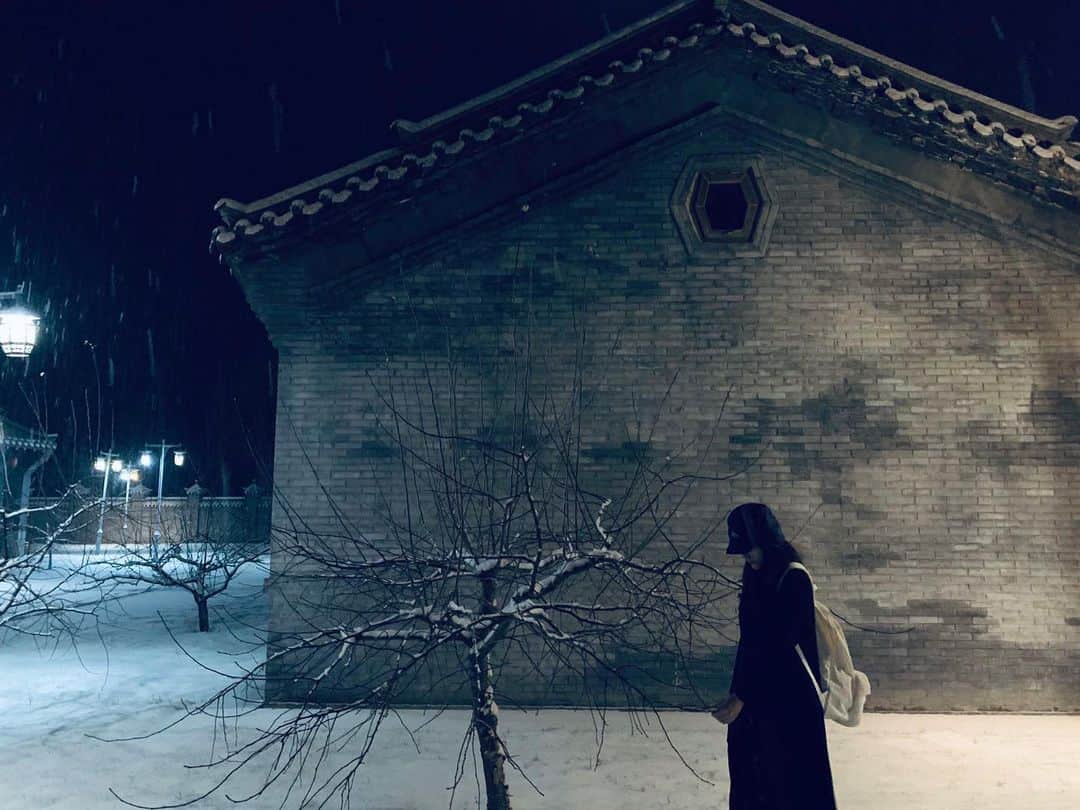 Liga Chiangのインスタグラム：「下著雪  我背對著夜空  一路走  一路失去  也一路擁有  攝影: @lancaster5858  #田定豐  #美麗中華 #黑龙江 #電影大片」