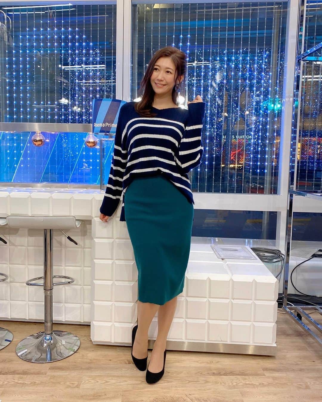 のインスタグラム：「明日の関東は雨が降ったり止んだり☔️気温はあまり上がらず寒いです🥶 👗お天気コーデ👗 明日は1日傘が活躍☂️傘からはみ出にくいタイトスカートと、黒のパンプスでコーデ🥿アウターはダウンコートなどがオススメだよ！  #アベプラ #abematv  #weather #weatherforecast #気象予報士 #穂川果音 #明日コレ着よコーデ #ファッション #ファッションコーデ #ファッションアイテム #fashion #fashionista #fashionable #fashionstyle #fashionlover #style  #outfits #coordinate #ootd #outfit #japanstyle #instastyle #instafashion  #ヘアアレンジ  #hair #hairstyle #hairarrange #ほかのん #雨の日コーデ」