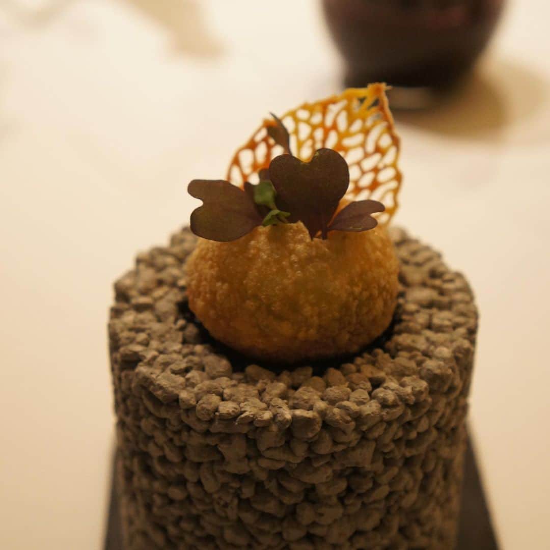 池上真麻さんのインスタグラム写真 - (池上真麻Instagram)「あぁ、芸術。 シェフはお料理だけでなくて、お料理を軸にライフスタイル全般をご提案されている。そんな風に思いました。 どれも初めていただく組み合わせばかりで、本当に美味しかった😊 . #コウジシモムラ #美食 #フランス料理  #フレンチ」12月16日 23時26分 - marsaikegami