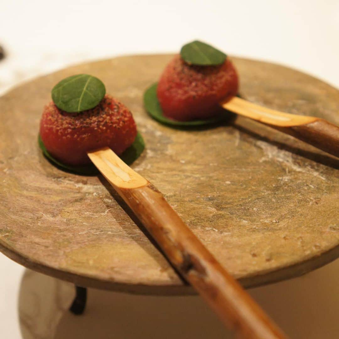 池上真麻さんのインスタグラム写真 - (池上真麻Instagram)「あぁ、芸術。 シェフはお料理だけでなくて、お料理を軸にライフスタイル全般をご提案されている。そんな風に思いました。 どれも初めていただく組み合わせばかりで、本当に美味しかった😊 . #コウジシモムラ #美食 #フランス料理  #フレンチ」12月16日 23時26分 - marsaikegami