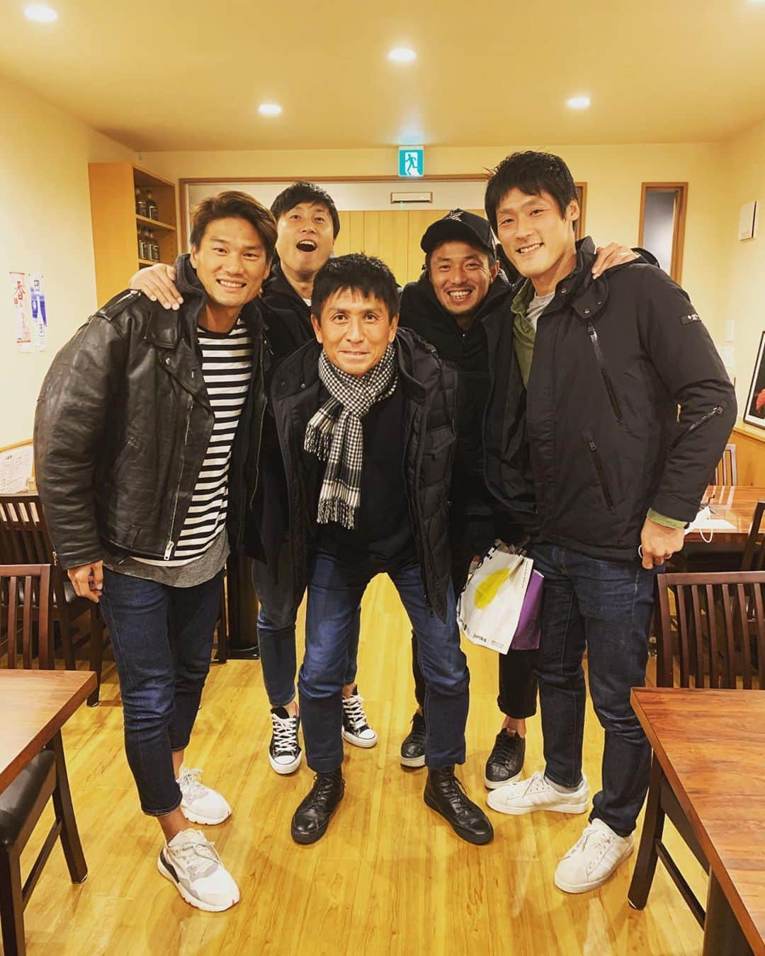 山下達也さんのインスタグラム写真 - (山下達也Instagram)「小菊会。  #みんなのスカウト #恩師 #小菊的選手別ベストゲーム #酒本憲幸 #2016年アウェイ京都戦らしい #丹野研太 #2017ルヴァンアウェイ浦和戦らしい #藤本康太 #2016年プレーオフ京都戦らしい #山下達也 #2013年アウェイ柏戦らしい #分かる人には分かると思う #5時間喋りっぱなし #美味しいお酒 #毎年開催してもらお」12月16日 23時40分 - yamagozero