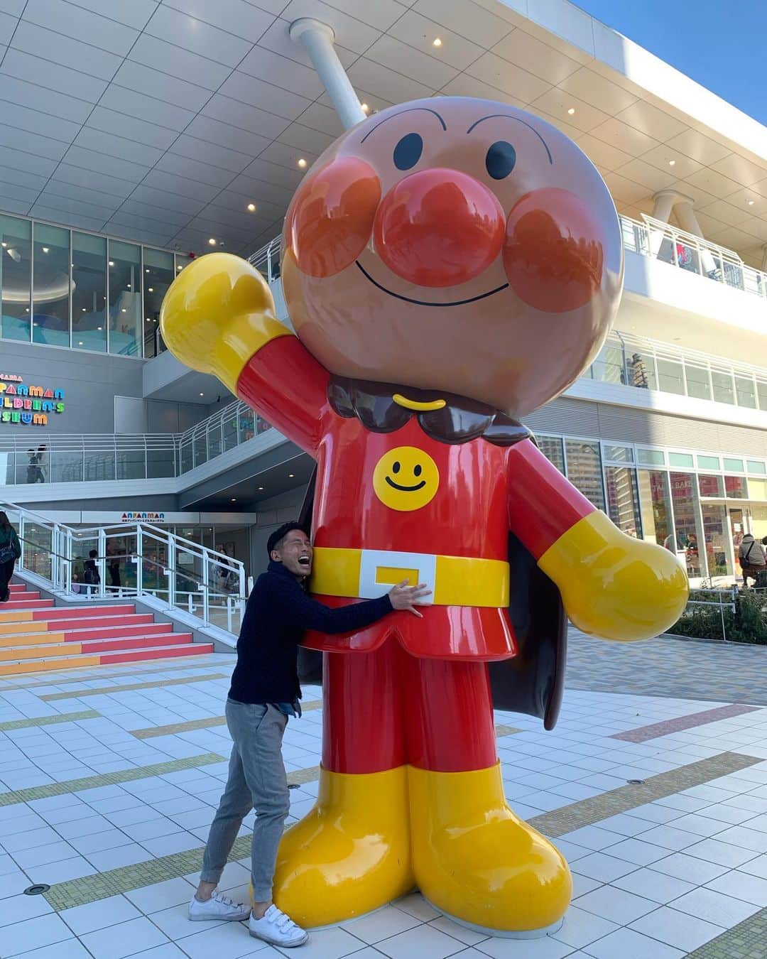 のインスタグラム：「アンパンマーーーーーン🤩🤩🤩 抱きついてみたけど、かなり大きかった。。笑  #アンパンマンミュージアム  家族でお出かけ😆🚘 #アンパンマン　#アンパンチ  #横浜  #家族　#森脇家の休日  #時差スタグラム」