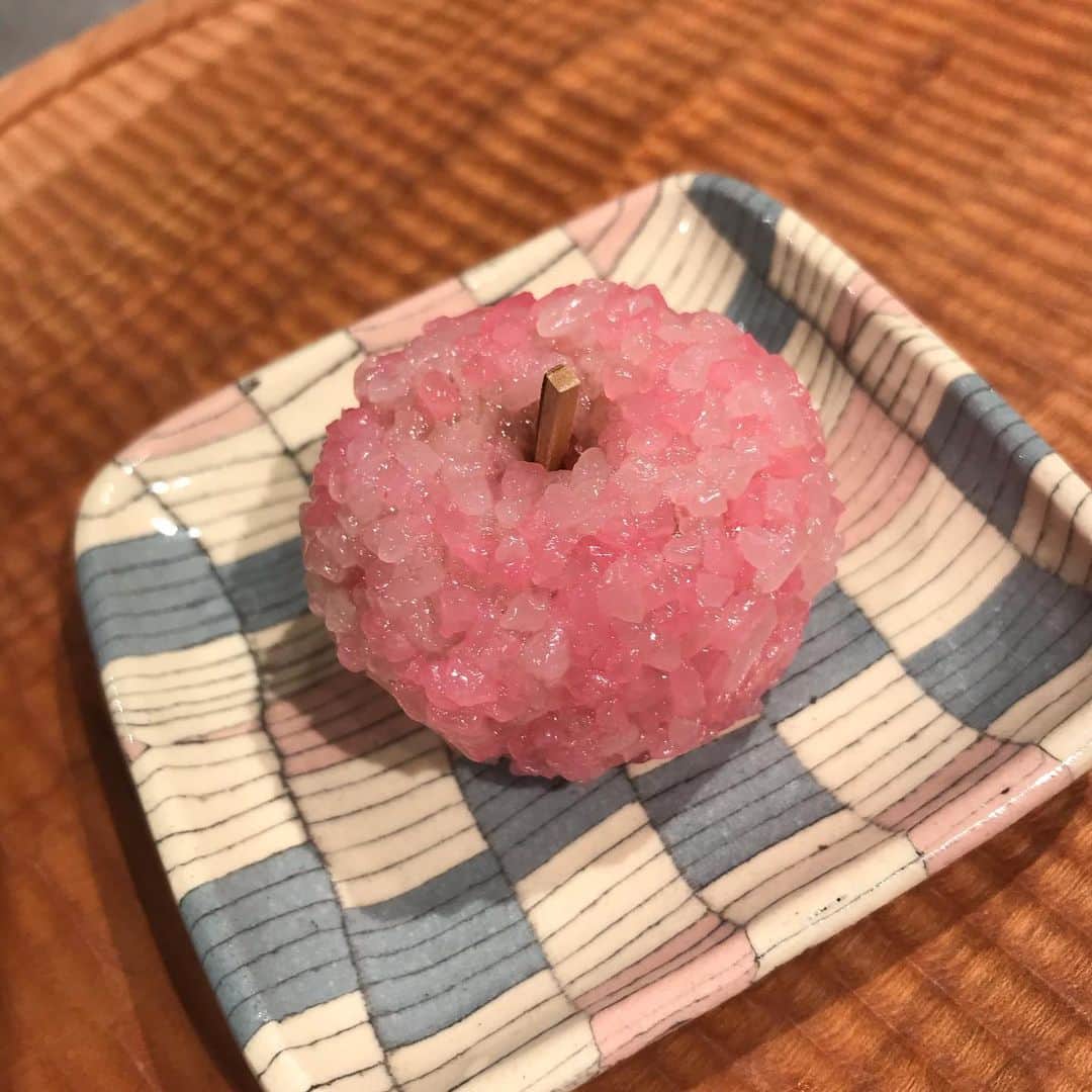 のインスタグラム：「#りんご道明寺　#和菓子　#白あん　 #japanesetreat  #mochi」