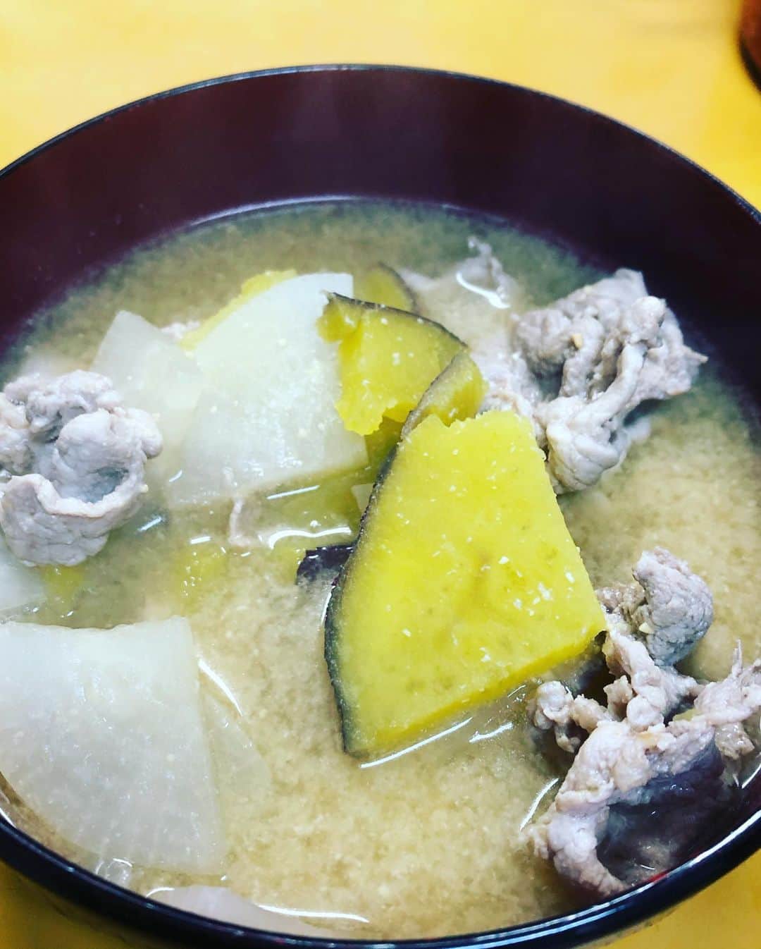 兵頭彰のインスタグラム：「今日は豚汁が急に食べたくなったので道場にあるものでクッキング！ さつまいもがいい感じでした🍠 #bjw #大日道場飯」