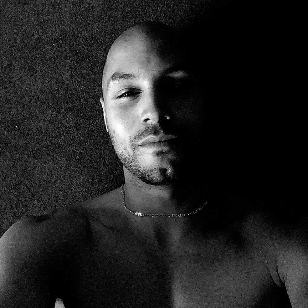 ヨアン・ベナルアンのインスタグラム：「Yoga Time #yb29pablopicasso #yoga #relax #football #nottingham #nottinghamforest #england #bergamo #milan #italia #paris #avignon #france #tunisie #hitmanbenalouane #monday 🦅」