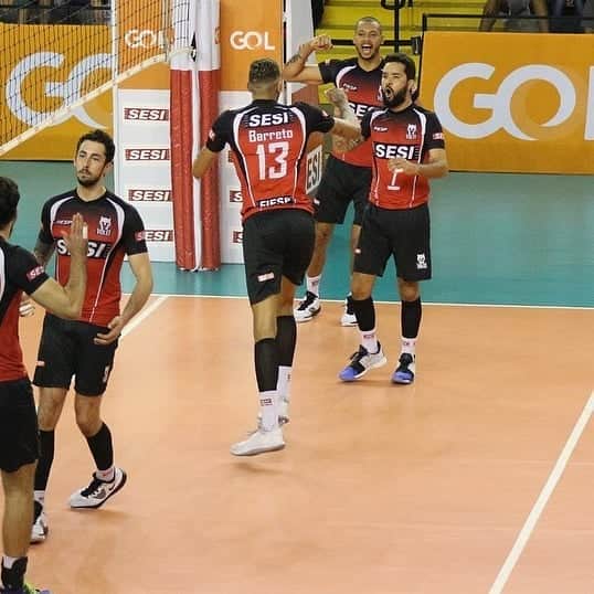 ウィリアム・アルジョナのインスタグラム：「#repost @sesisp_volei . SESI-SP 3 x 0 SESC RJ . Com a casa cheia, nossos guerreiros brilharam em quadra e garantiram uma vitória importante pela Superliga 2019/20120. O time venceu o Sesc RJ por 3 sets a 0 (25/20, 25/18 e 25/16) e se mantém na segunda colocação com 20 pontos!!! . Troféu Viva Vôlei - @fabiorod20  #sesisp #sesiesporte #sesispvolei #gosesi #sesivilaleopoldina #superligamasculina #temporada20192020」