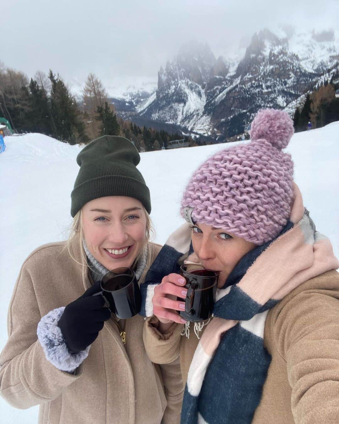 キンバリー・ヒルのインスタグラム：「This is me not missing California winters at all 😏」