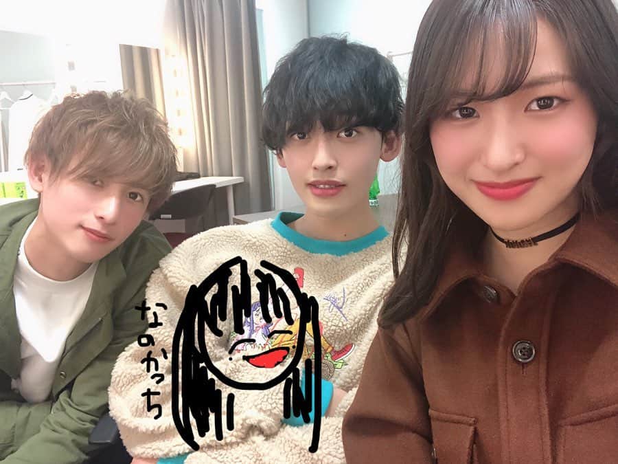 のインスタグラム：「・ みんなー明日は恋ステだーよーん💗🤟 #れおななかじ でスタジオに遊びに行きました🙇‍♂️ なのかちゃんは来れなくて😭😭 絵を書いたからこれで来た風にしてみた😂😂 みんなみるんだよ💃 ・ #恋ステ#恋する週末ホームステイ  #もうじじばばだ#みんな若いな #若いっていいな#心はいつまでも若いからね #渡邊菜々#わたなな#🌻 #絵心ないって？#笑笑#わかってるから！」