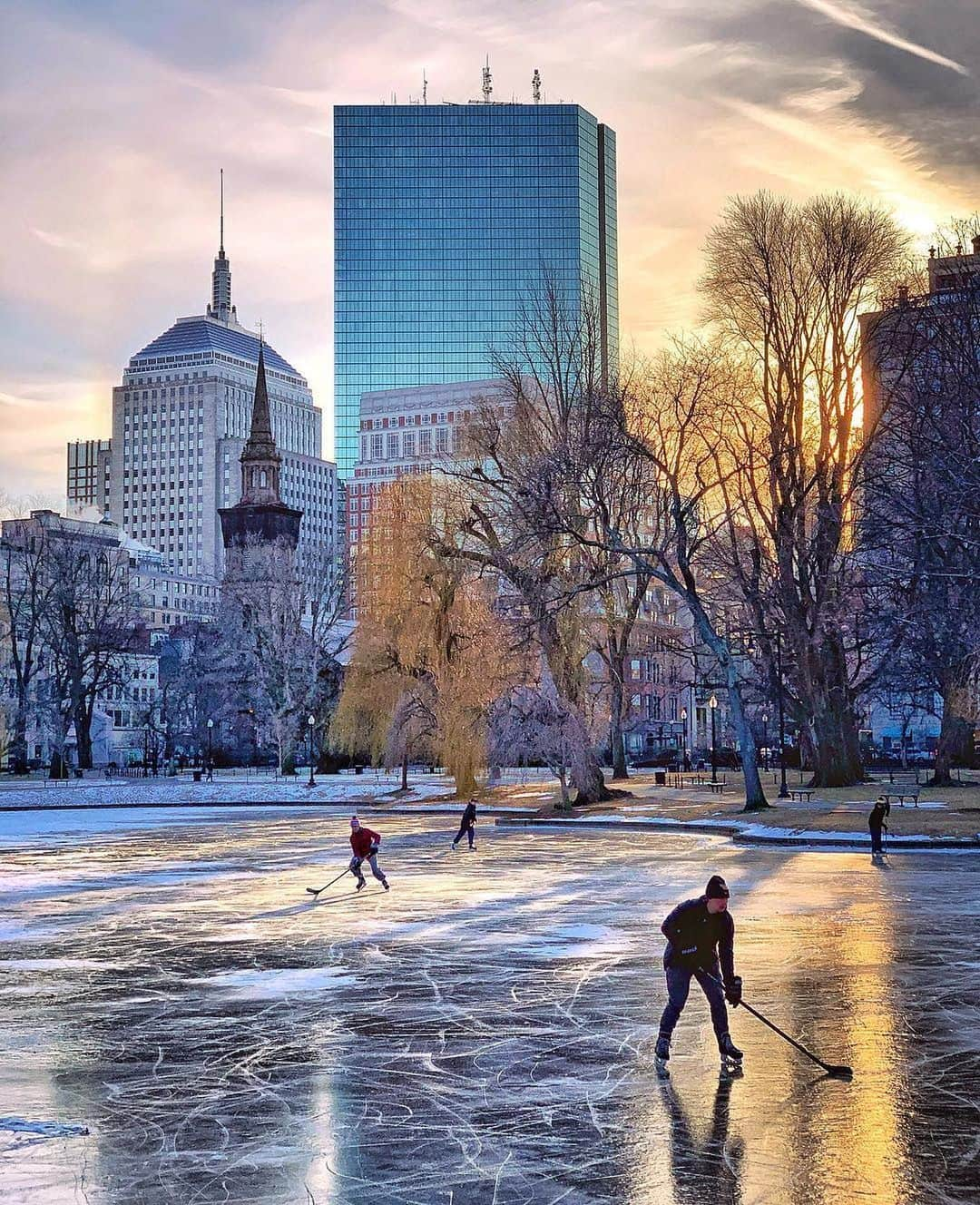 デルタ航空さんのインスタグラム写真 - (デルタ航空Instagram)「The Boston Public Garden can be enjoyed all year long -- especially when the pond freezes over enough to skate on.  Fly directly to BOS from 49 cities including AUS, BNA and RDU to start embracing the Boston winter.」12月17日 0時02分 - delta