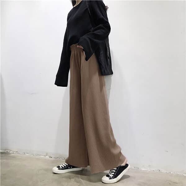maison de LATIRのインスタグラム：「すとんとした落ち感とゴムのハイウエストが特徴のきれいめワイドパンツ。 カジュアルはもちろん通勤、通学にもおすすめです。 ボリュームを抑えたスリムシルエットが上品な大人をアピールしてくれます。 プリーツ仕様のさらりとした素材。 ウエストゴムの伸縮性がありストレスフリーで着用することができ、履き心地抜群のワイドパンツです。 . お求めはコチラから▼▼ @maison_de_latir #maison_de_latir #https://shop-list.com/women/brand/maison-de-latir/」
