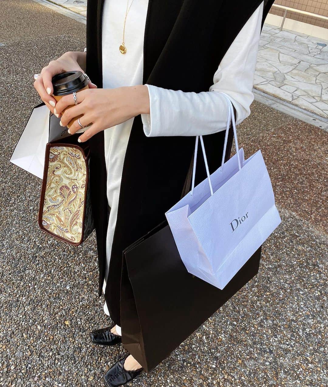 美生さんのインスタグラム写真 - (美生Instagram)「2019 Happy Bag﻿ 12/20 発売start♡﻿ ﻿ ﻿ ジレやワンピやリバーシブルコートに加え﻿ あれやこれや可愛いitemが﻿ たくさん詰まったHappy Bag. ﻿ そんなに入るんですか？！😳﻿ これも入るんですか？！😳😳﻿ え、いいんですか？！😳😳😳﻿ って @donoban_kaori さんに何回か確認しました😛 ﻿ ﻿ 詳細は @donobanweb  今週金曜日の夜LIVEで明らかに♡﻿ ﻿ ﻿ 楽しみにしていただけますと﻿ 嬉しいです🥰﻿ ﻿ ﻿」12月17日 9時28分 - miolly___