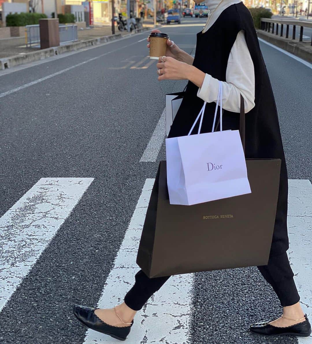 美生のインスタグラム：「2019 Happy Bag﻿ 12/20 発売start♡﻿ ﻿ ﻿ ジレやワンピやリバーシブルコートに加え﻿ あれやこれや可愛いitemが﻿ たくさん詰まったHappy Bag. ﻿ そんなに入るんですか？！😳﻿ これも入るんですか？！😳😳﻿ え、いいんですか？！😳😳😳﻿ って @donoban_kaori さんに何回か確認しました😛 ﻿ ﻿ 詳細は @donobanweb  今週金曜日の夜LIVEで明らかに♡﻿ ﻿ ﻿ 楽しみにしていただけますと﻿ 嬉しいです🥰﻿ ﻿ ﻿」