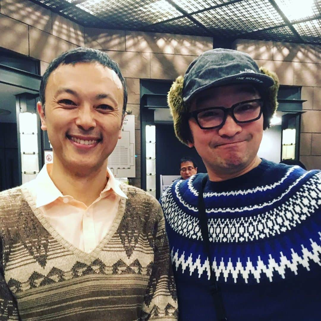 池田鉄洋さんのインスタグラム写真 - (池田鉄洋Instagram)「どれミゼラブルで沢山助けてくれた石橋さんの公演を見に行った。凄い。やはり石橋さん、いい俳優だなあー。素晴らしい演出。乘峯さんの美術も最高に素敵。見れてよかった。ほんとよかった。  まだまだ公演続きます、チケットあります、との事なので、情報ペースト失礼します！ ＋＋＋＋＋＋＋＋＋ 2010年に下北沢OFF OFFシアターで初めてセルフプロデュースした『モジョ ミキボー』という作品を、三軒茶屋のシアタートラムで再演することになりました。今回は世田谷パブリックシアターとの提携公演です。おかげさまで初演時にはたくさんの応援をいただき、3年後、東京・大阪・福島・札幌で再演することができました。そして初演から数えて9年、劇場が大きくなり、再び挑戦することになったのです。17役の登場人物を二人の俳優で演じ分ける、とても多彩で賑やかな芝居です。この9年間で経験したことを楽しく込められたらと思っています。そしてシアタートラムは、この作品世界にぴったりの空間です。 OFF OFFシアターとはまた違った空気感となることも新しい面白さのひとつになるはずです。どうぞご期待ください。 『モジョ ミキボー』 作：オーウェン・マカファーティ 演出：鵜山仁 出演：浅野雅博、石橋徹郎 〈期間〉 2019年 12/14(土)～12/21(土)  12/17(火)14時/19時半 12/18(水)19時半 12/19(木)14時 12/20(金)14時/19時半 12/21(土)14時 〈場所〉 シアタートラム（世田谷区太子堂4-1-1）三軒茶屋駅より直結  #石橋徹郎 #同学年 #ガラがうるさい」12月17日 9時31分 - ikedatetsuhiro