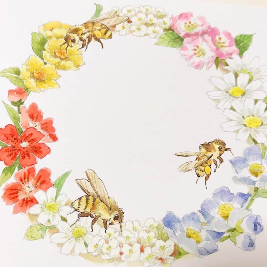 イラストレーター山崎牧子さんのインスタグラム写真 - (イラストレーター山崎牧子Instagram)「伊藤ゆう養蜂園　さんの 　幸せの蜂蜜 ラベルのイラストを描かせて いただきました。 自然豊かな里山、宇陀で作られた 里の花 北海道の大自然が目に浮かぶ 夏の花 菩提樹 それぞれ少しずつ蜜の色、味の深みが異なる国産純粋の蜂蜜🍯 ぜひお試しください。  伊藤ゆう養蜂園 http://Itoyu.jimdofree.com  mimosa-cafe さん @cafemimosagarden  cafe hygge さん @cafe_hygge  でも販売されています🍯  @n_harmony1128 さん 伊藤ゆう養蜂園　さんより 写真をご提供いただきました。 #ハチミツ#蜂蜜#国産蜂蜜#宇陀#北海道#イラストレーター#花#水彩画#ラベル#design#honeybee#flower#illustration#artwork#watercolor」12月17日 9時41分 - makiko.inatome