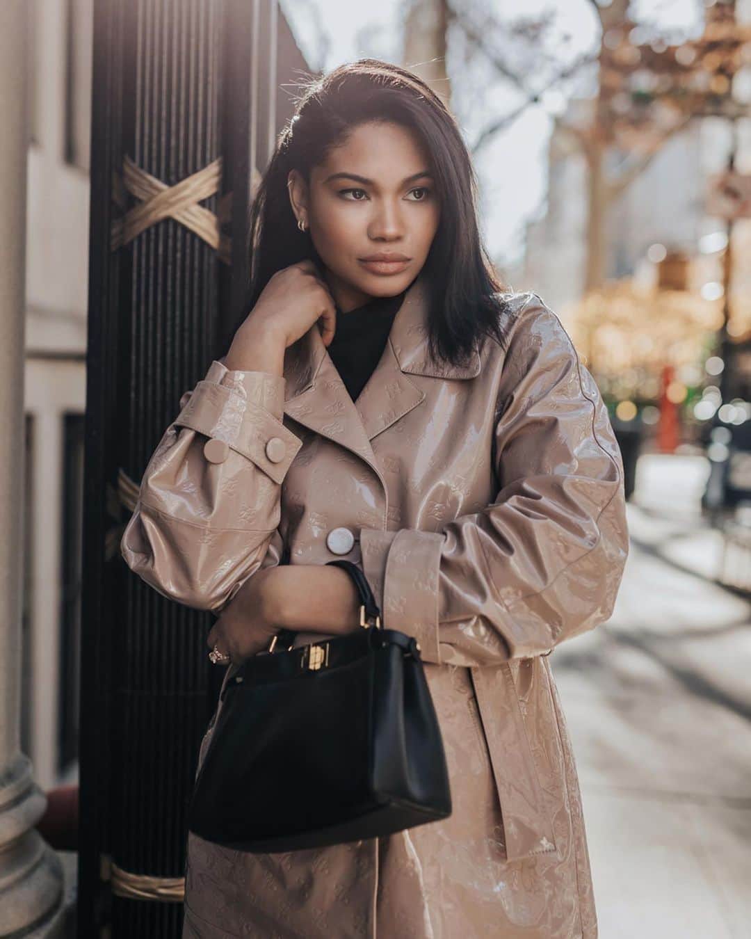 シャネル・イマンのインスタグラム：「Nothing is better than NYC during the holidays. I love going into the city to do all of my gift shopping. What's on your wish list this year? On mine is this @fendi Peekaboo bag-it's an everyday must have that will never go out of style. #ad #FendiPeekaboo」
