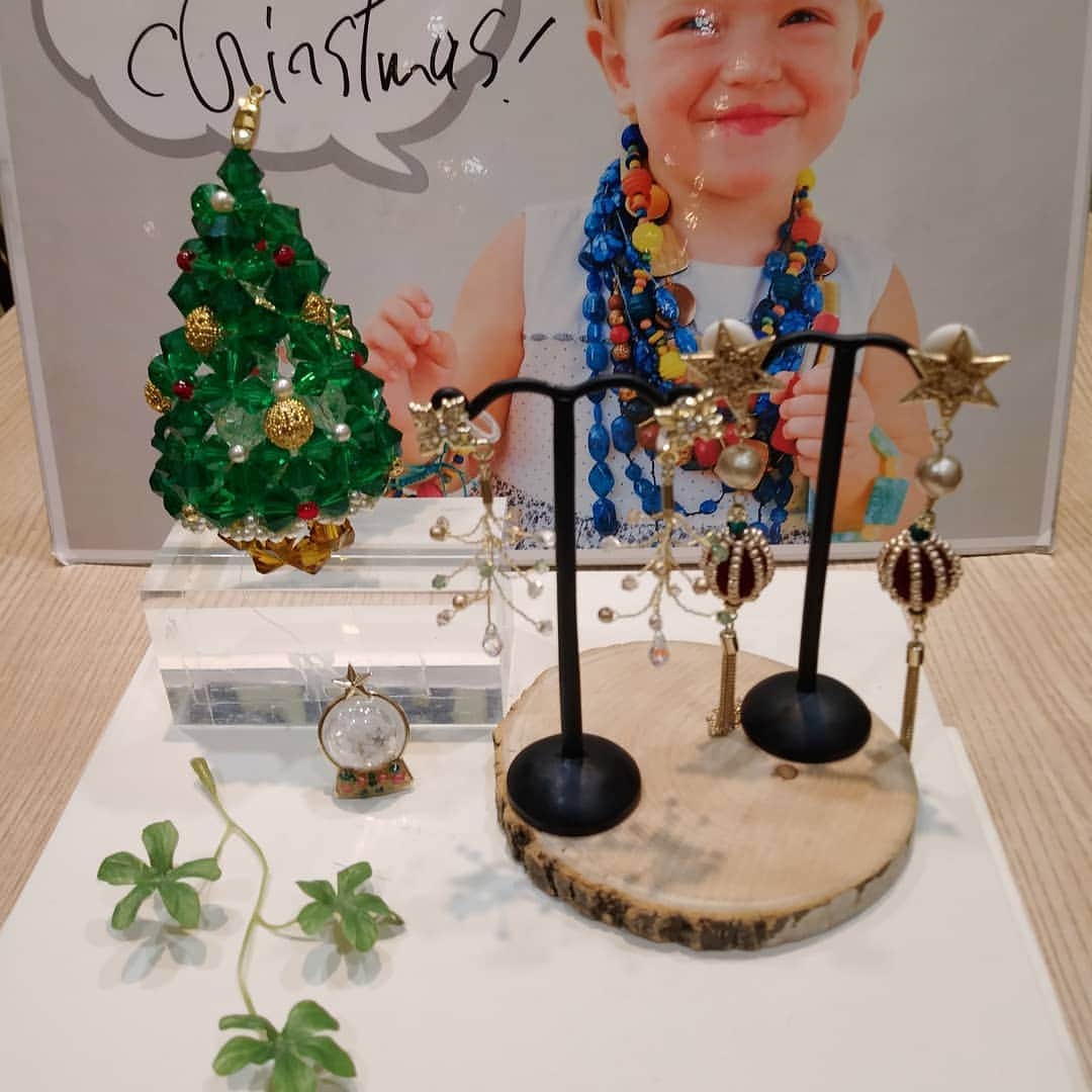 パーツクラブ Partsclub スタッフオリジナル商品さんのインスタグラム写真 - (パーツクラブ Partsclub スタッフオリジナル商品Instagram)「クリスマスツリーをイメージしたイヤリング、タックピン📌タックピンはレジンでスノードーム風に🎄スノードーム#レジン#イヤリング#ハンドメイド#オシャレ#」12月17日 9時42分 - partsclub_staff