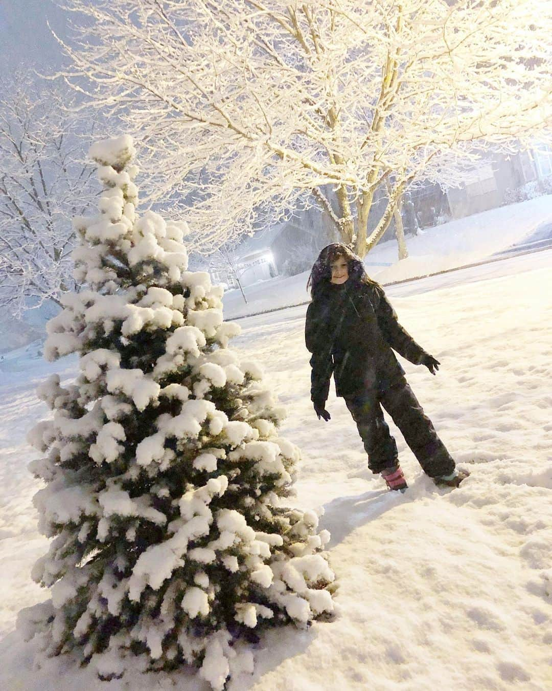 Angie Keiserさんのインスタグラム写真 - (Angie KeiserInstagram)「It’s one of the things she misses most about living in Ohio. Yesterday we made the drive, and six hours after we arrived, the snow began to fall. It’ll be gone by tomorrow, but a 24 hour winter wonderland is more than worth the 7 hour drive ❄️❤️❄️ Are you pro-snow or no-snow?!」12月17日 9時46分 - 2sisters_angie