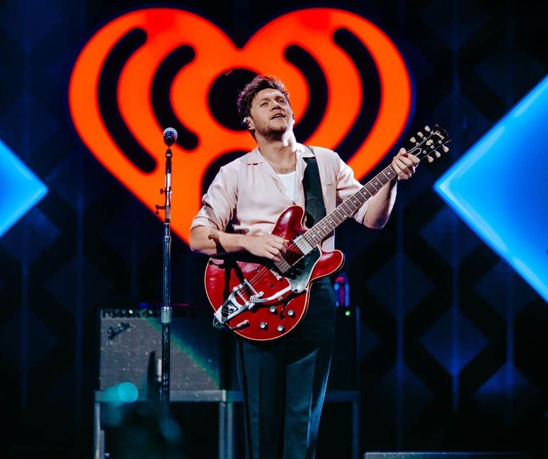 ナイル・ホーランさんのインスタグラム写真 - (ナイル・ホーランInstagram)「What a crowd in Boston as per usual ! Cheers kiss 108 for having me #iHeartJingleBall 📸 @christiantierney」12月17日 10時07分 - niallhoran