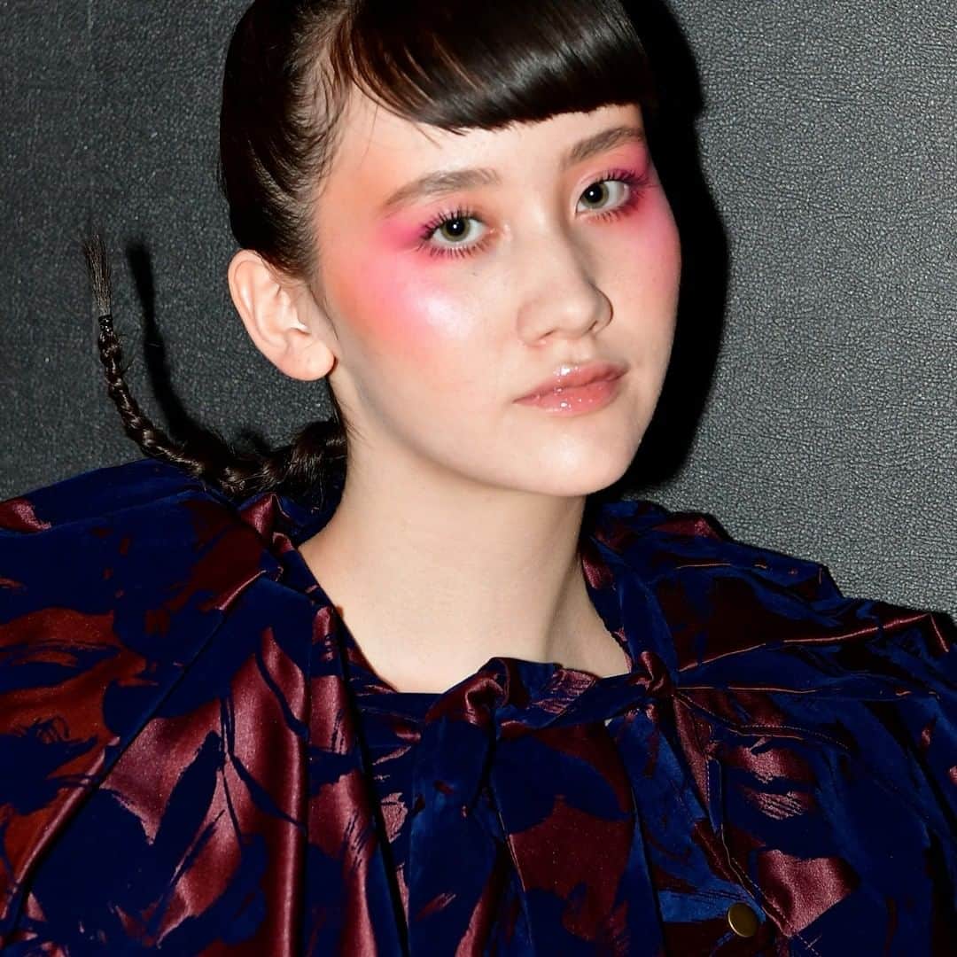 のインスタグラム：「NYLON JAPAN 15TH SHOW MAKEUP PLAYBACK!! 骨格に沿って異なるカラーをグラデーションに。角度によって様々な花びらのような表情を表現。 【ITEM】  パウダー ブラッシュ ピオニー ペタル パウダー ブラッシュ ニュース フラッシュ! スモール アイシャドウ ルール @maccosmeticsjapan @elenakendall_  #nylonjapan #nylonjp #nylon #NYLON15THSHOW #maccosmetics #maccosmeticsjapan #mac #beauty #makeup #caelumjp」