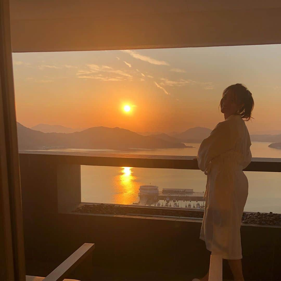 新山千春さんのインスタグラム写真 - (新山千春Instagram)「. . #SPA  そして 露天風呂も岩盤浴まで！！😍 こんな夢みたいな お部屋があるのには 驚きでしたぁ😍🌹 . 年末のご褒美みたいな 時間。 .ディレクターさんも 優しくて📺セッティング中も 良かったら続けてもらって、、、とエステティシャンの方に言ってくれて、横になりながら、嬉しくて ニヤついてました🙌🙌 #エステ #新山千春 #プライベート空間 #お風呂 #温泉」12月17日 10時11分 - chiharuuu_0114