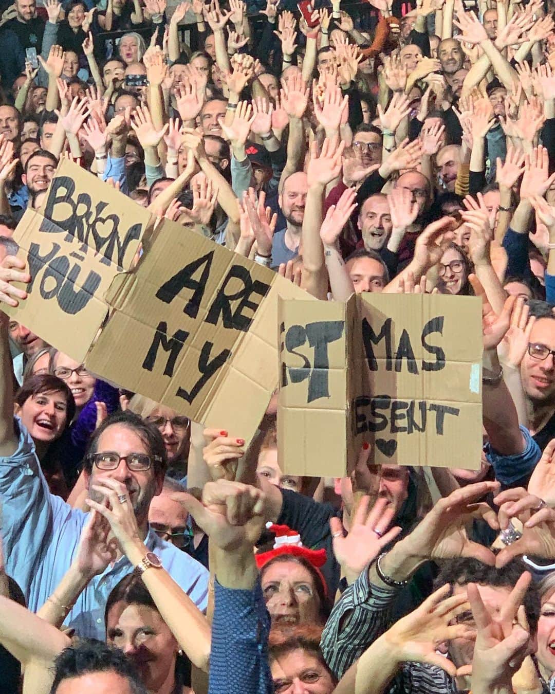 ブライアン・アダムスのインスタグラム：「“You are my Christmas present”, one of many good signs in Italy at the shows. “i love milf” made @keithscott99 and I laugh #bryanadamsshinealight #bryanadamschristmas #ilovemilf #youaremychristmaspresent」