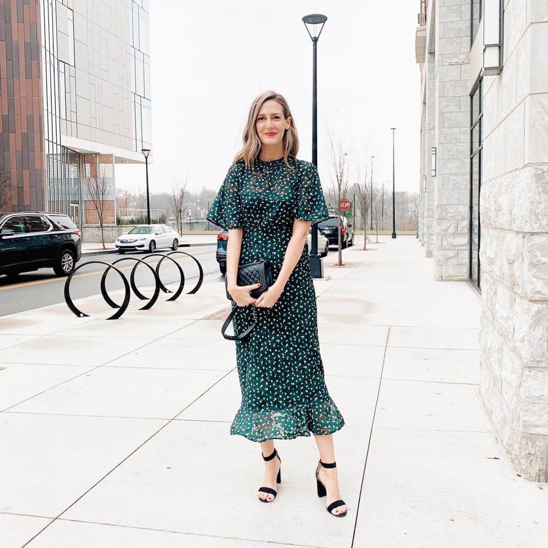 Anna Jane Wisniewskiのインスタグラム：「A little winter wedding action. This dress was perfect for the occasion! I received some questions about the top of the dress being unlined. It’s a little sheer and the back is open but I wore my favorite amazon stick on bra (it’s like $6) in black and didn’t give it another thought. It’s not see-through—just a little sheer and the dark bra was perfect with the hunter green. The dress is modest enough that the sheerness of the top works! (And I wore my new faux fur jacket from @verishop, too! It was pretty cold.) http://liketk.it/2IeSU #liketkit @liketoknow.it #weddingguestdress」