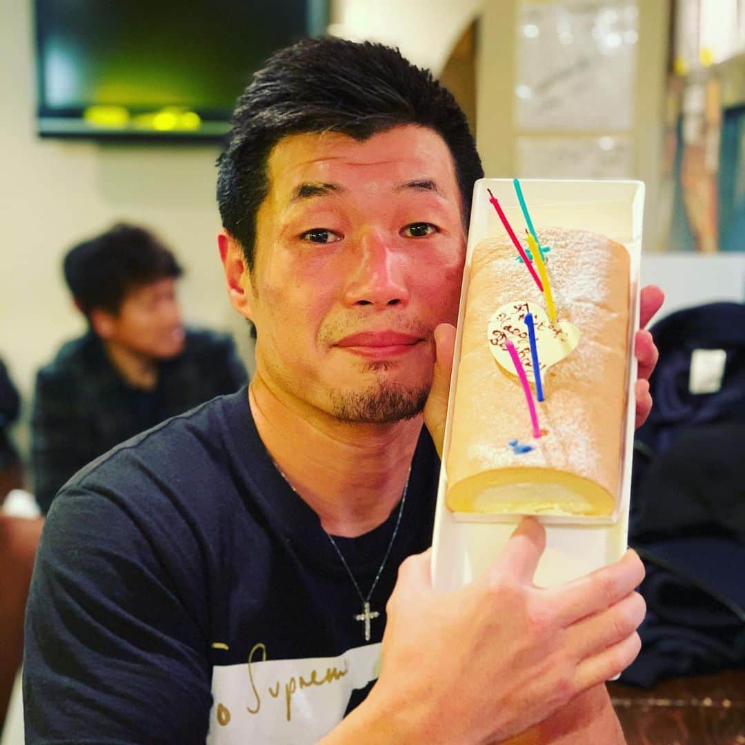 長谷川穂積さんのインスタグラム写真 - (長谷川穂積Instagram)「仲間が集まってくれて誕生日会を 開いてくれた 楽しかったな 自分なんかの為にこうして時間を作ってくれて本当に感謝しかない 毎歳楽しくなってるから30代最後もいろんなことに挑戦 #粟生ちゃんも東京からわざわざ来てくれた #皆さん本当にありがとう」12月17日 10時18分 - hozumi_hasegawa