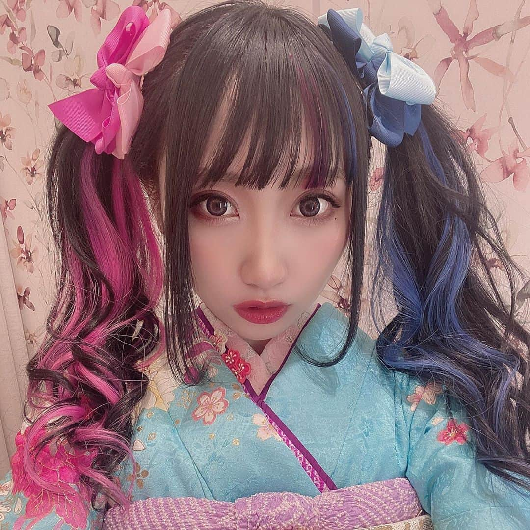 シイナナルミさんのインスタグラム写真 - (シイナナルミInstagram)「*﻿ ﻿ *﻿ ﻿ 🦋💗🦋💗🦋💗🦋💗🦋💗🦋💗﻿ ﻿ ﻿ ◎やっぱりツインテール◎﻿ ﻿ ﻿ 💗🦋💗🦋💗🦋💗🦋💗🦋💗🦋﻿ ﻿ ﻿ ﻿ ﻿ *  #振袖 #振袖ヘアアレンジ #へああれんじ #ヘアメイク #ツインテール #派手髪  #ピンクメッシュ #青髪 #ツートンカラー #ツートン #エクステ #シールエクステ #メッシュ #着物 #着物ヘア #着物ヘアアレンジ #着物コーディネート」12月17日 10時18分 - narumin_chan