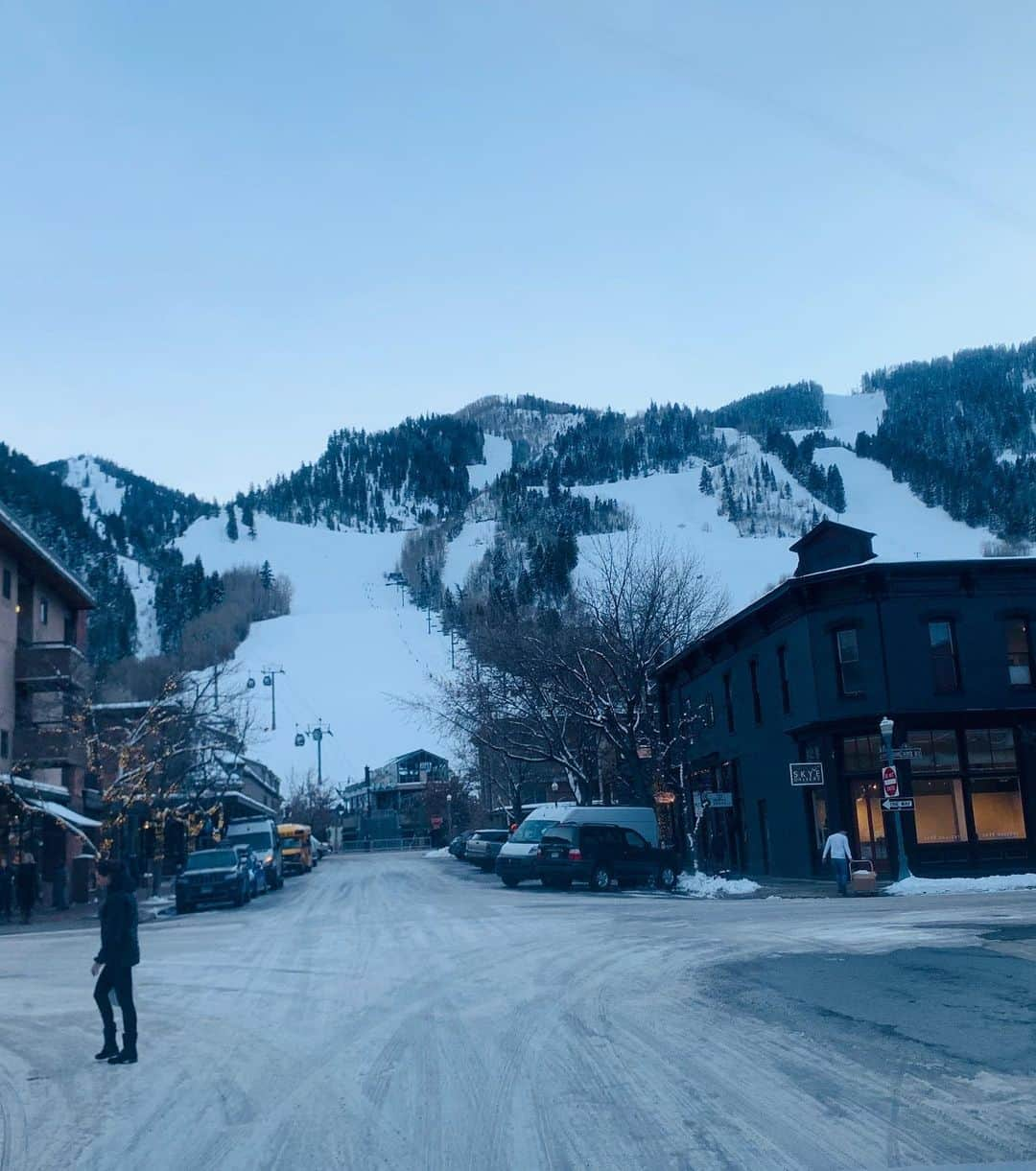 レオニス・マーティンさんのインスタグラム写真 - (レオニス・マーティンInstagram)「It is kinda cold 🥶 #vacation #aspen」12月17日 10時21分 - leonys27martin