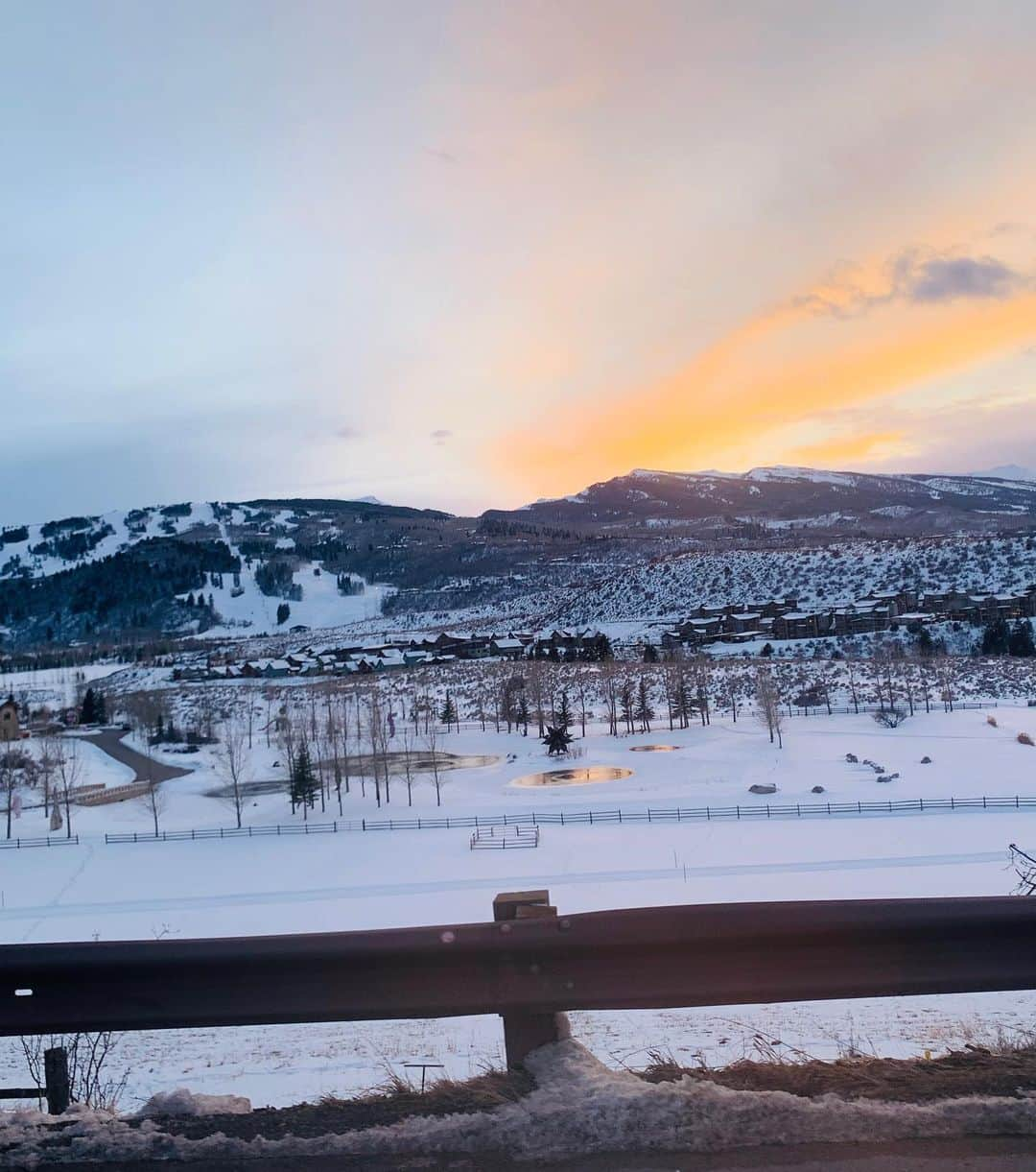 レオニス・マーティンさんのインスタグラム写真 - (レオニス・マーティンInstagram)「It is kinda cold 🥶 #vacation #aspen」12月17日 10時21分 - leonys27martin