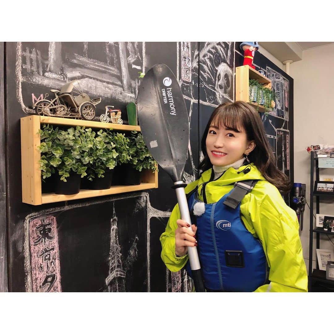 のインスタグラム：「ただいま、ロケ中〜🚣‍♀️ ⁑ #tokyogreattours #東京グレートツアーズ #はじめての #ワークマン #ワークマン女子デビュー  #ロケ#撮影 #東京#新川 #カヤック　 #まりなる #津田麻莉奈」