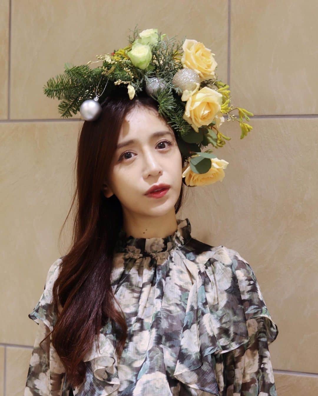 のインスタグラム：「クリスマス×花衣🎄﻿ のテーマで頭にお花を纏わせていただきました。﻿ ﻿ グリーンなクリスマスがイメージだそうで﻿ テーマが決まると神速で作って下さる﻿ アーティストの清和千尋さん @chihiro_seiwa ﻿ ﻿ 本当に神業なんですよー！！﻿ ﻿ 花衣に使っている花材は、﻿ もみの木、バラ、カンガルーポー﻿ ヒバ、ユーカリポポラスだそうです。﻿ ポとかラ行が付いて可愛い響き。﻿ ﻿ 違う自分になれる？ことに毎回ワクワクします。﻿ 花を纏うとお花のエネルギーを授かれるのか﻿ 気持ちも明るくなるので不思議です。﻿ こんなに素敵な経験をありがとうございます☺️❤️﻿ ﻿ こういう素敵な気持ちが連鎖していくと良いな。﻿ ﻿ 写真は一眼レフを手にしてさらに無敵になった﻿ ちろりーなさんが撮って下さいました✨﻿ ﻿ 💐次回はこちら↓﻿ 《2020年1月26日》﻿ 【残り3枠】﻿ 1月の撮影付き 花衣体験会 お年玉特典あり﻿ （メイク＋撮影付きの花衣体験）﻿ ﻿ ﻿ #花衣 #LunaFleuge #ルナフルージュ成人の日 #プレゼント  #花 #happy #flower #花好きな人と繋がりたい #お花屋さん #クリスマス #xmas #winter #flowers #flowerart #christmas #instagood #flowerstagram #portrait  #popupstore #新宿マルイ #新宿三丁目 #新宿 #清和千尋 さん」