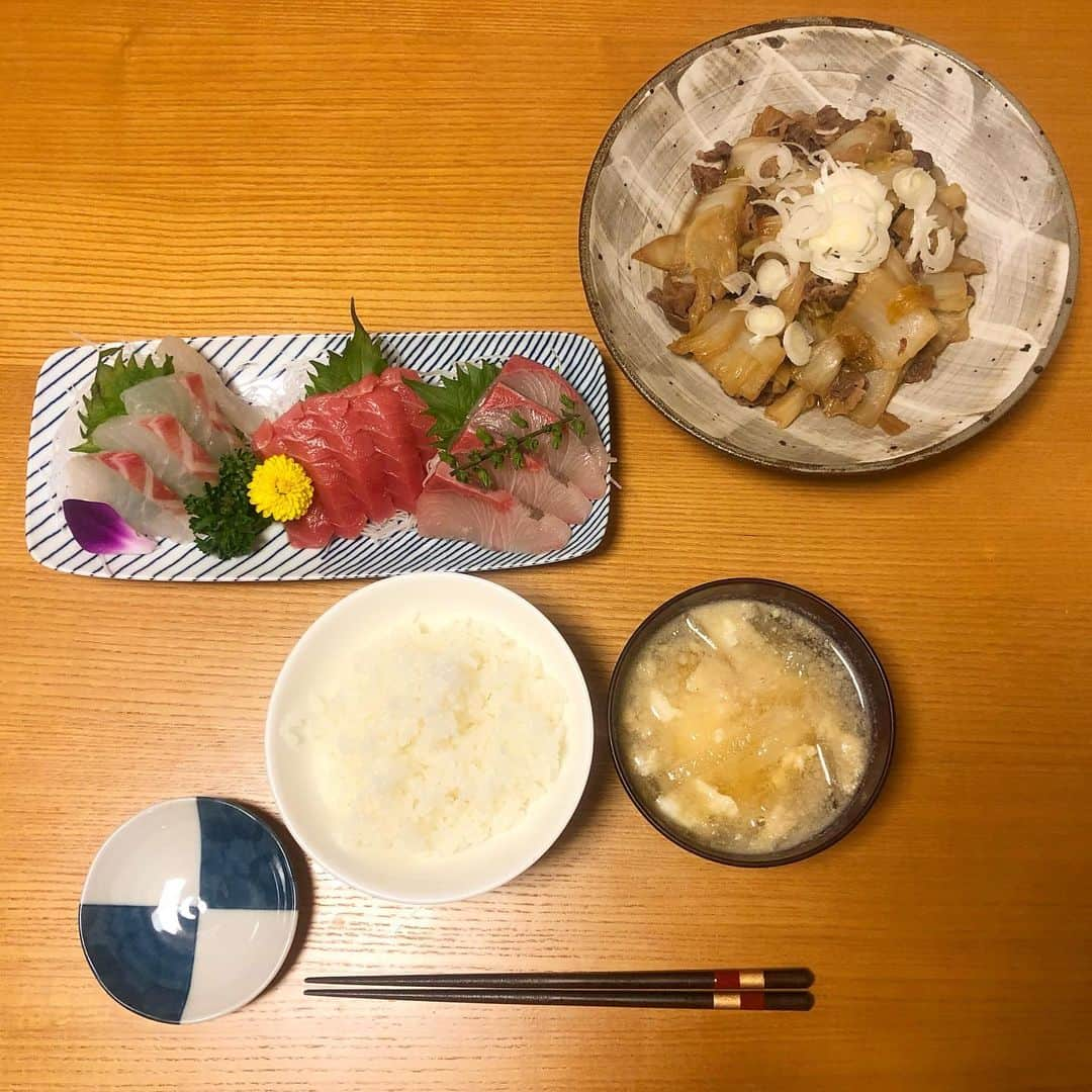 ちゃんまいさんのインスタグラム写真 - (ちゃんまいInstagram)「・ ・ 昨日の晩ご飯。 家に篭って作業してるだけなのに（しかも座ったまま）お腹減るのなんでだろな〜！！！！！ ・ ・ ちゃんまいがどうしても食べたくて買ってきたお刺身 ちゃんまいが適当につくった白菜と牛肉のすき煮みたいなやつ ちゃんまいが作った大根と卵のお味噌汁 ・ ・ #ベッドイン #japanese #sexy #idol #ちゃんまいめし #胃袋と玉袋をつかむ #垢抜けない #ちゃんまいめし #こだわりなし #普通ご飯 #ふつう #notフォトジェニック #料理JAWSは床JAWS #いままで配膳ちっとも気にしてなくて今までぐちゃぐちゃでメンゴでした　！ #実は栄養学科でフードコーディネーターの勉強もしたのに今の人生に全く役立ってません　！」12月17日 10時29分 - dakko_shite_cho3