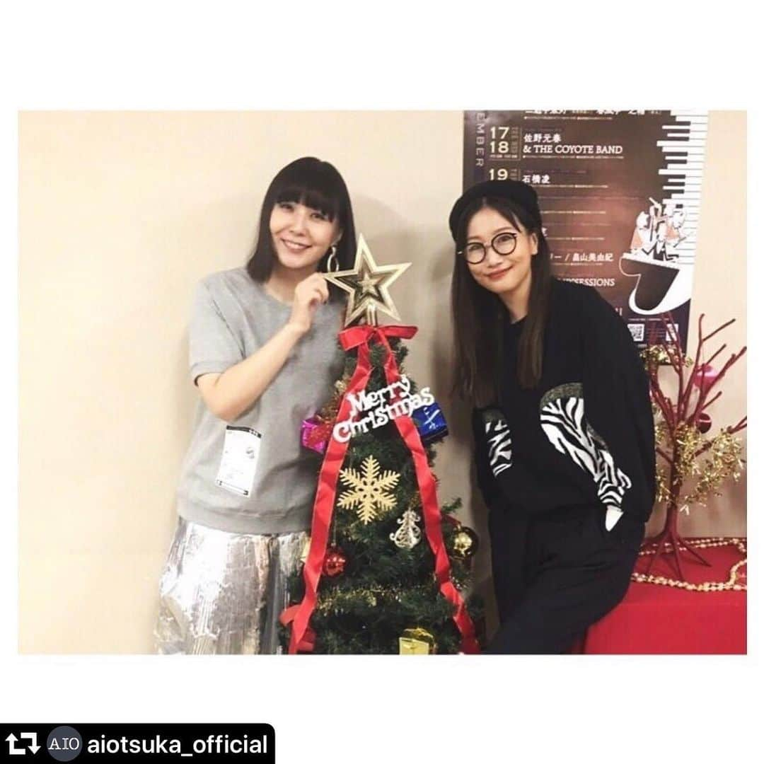 土岐麻子さんのインスタグラム写真 - (土岐麻子Instagram)「東京公演を大塚愛さんが観に来てくれました。 はじめてお会いしました。 とても素敵なかた！！ 嬉しかったな〜🎄 #repost @aiotsuka_official ・・・ 昨夜は土岐麻子さんのライブに行きました。 オシャレの塊な楽曲のオンパレード。 声が放つ文学世界。 そして溢れちゃってる色気。  私はmellow yellowとPINKが好きです。  AIO　#土岐麻子」12月17日 10時37分 - tokiasako