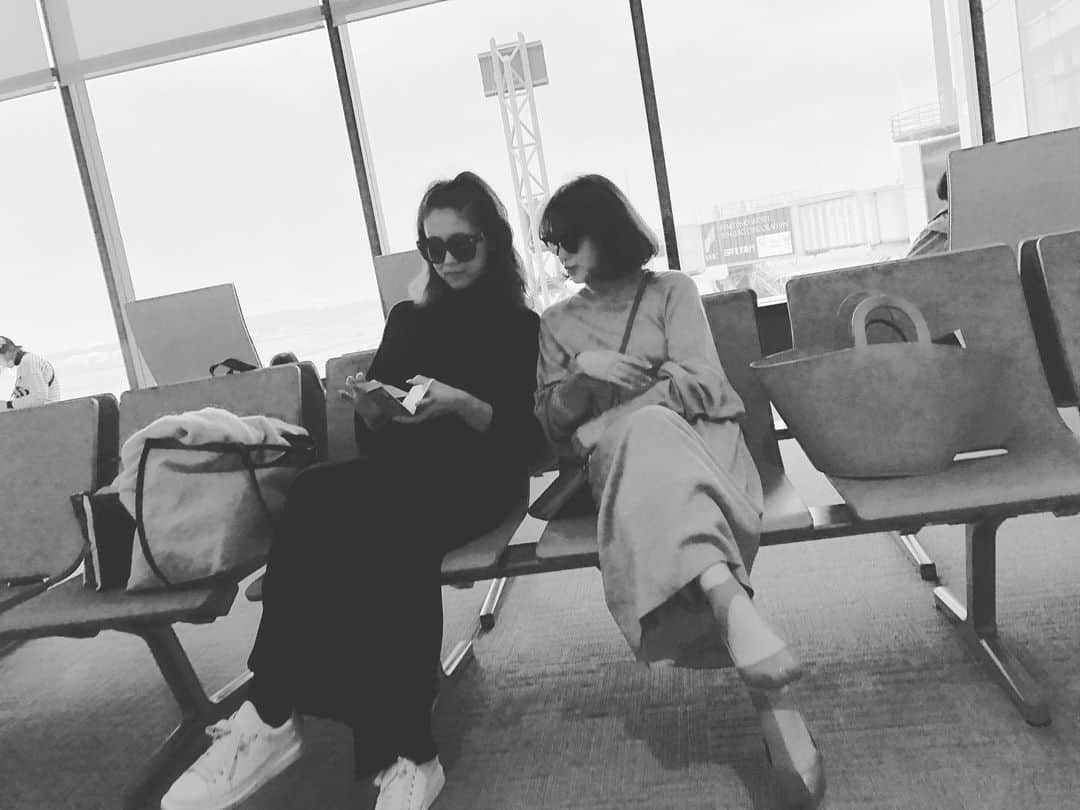 JUNNAのインスタグラム：「✈️行ってきます👋  #etretokyo #エトレドルマンニットワンピース」